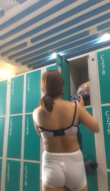 女主播偷偷潜入海边浴场更衣室偷拍环肥燕瘦各样的妹子尽收眼底