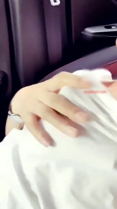 现在的主播胆真肥美女主播(R8和姨夫)大白天直接把车停在路边给司机舔鸡巴露出个逼逼很性感