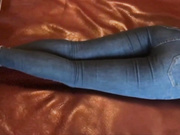 身材性感苗条的舞蹈系大学美女紧身牛仔裤趴在床上屁股太诱人,男友为了干爽她先在屁股上射一次再爆操!国语!