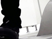 最新流出特攻队大神暗藏女卫隔间TP年轻美眉们方便拍脸又拍下面发现2个馒头逼一个边自摸边拔阴毛的1080P超清