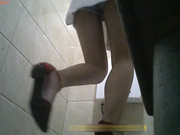 外站流出国内娱乐场所女厕偷拍小姐意见很大唠叨这是女厕门关不上