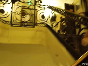 迪卡侬门事件女主角CB站中日混血妹酒店客房区脱光游走对着镜头掰下体楼梯上自慰喷水扶手当道具
