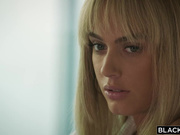 高校女厕偷拍站着擦逼的花裙美眉逼毛很性感