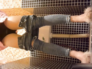 最新流出国内云上会所高清系列眼镜妹子看着手机很入迷