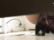 外站流出国内商场卫生间偷拍戴金手链的妹子人美逼嫩说话声音温柔