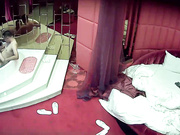 喜欢带玉佩的漂亮白嫩美女和中年男网友酒店偷情啪啪,在浴缸洗澡时就迫不及待开操,干的受不了躺床上不让操了!