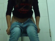 商场排队厕拍系列8 大眼睛的萌妹子一脸心事的样子