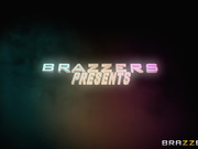 两个在T台鬼混的时尚女模