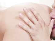 在我妹妹又小又紧的粉穴里射精