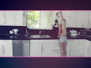 高个男人粗如手臂的大鸡巴插入矮女人的小穴里