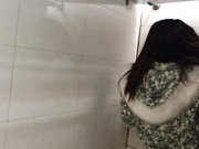 小哥潜入公司写字几乎把每个部门漂亮的女文员秘书的B都拍了个遍