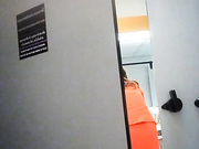 机场偷拍国泰航空空姐专用女厕几个颜值不错的美女嘘嘘