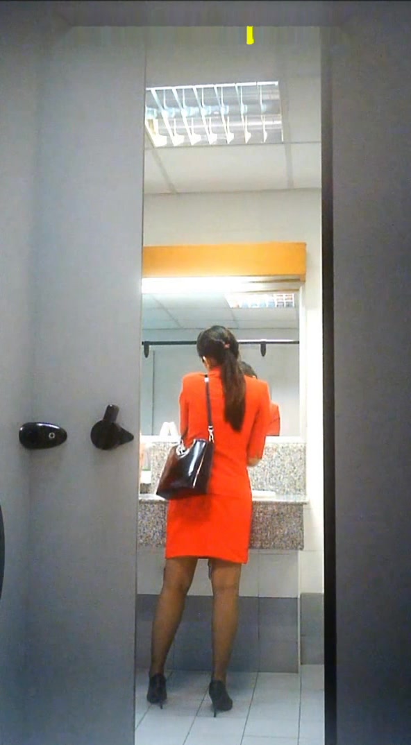 机场偷拍国泰航空空姐专用女厕几个颜值不错的美女嘘嘘