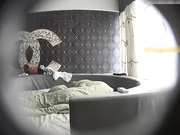 特色酒店偷拍年轻漂亮的短发气质美女被身强体壮的男友爆操了5次,次次内射,这样干下去美女肯定肿了不能下床!