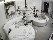 情趣酒店豪华房偷拍非常能干的眼镜男床上干到浴缸站着快速抽插