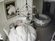 情趣酒店豪华房偷拍非常能干的眼镜男床上干到浴缸站着快速抽插