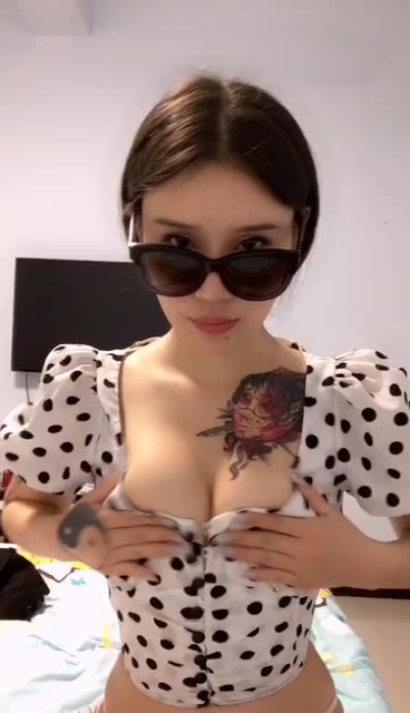 手机直播身材苗条墨镜纹身骚女全裸自摸秀 淫语骚话手指抽插逼逼微毛 很是诱惑不要错过