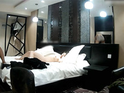 皮肤白皙漂亮的长发风衣美女酒店被猥琐男扒光衣服激烈爆插,雪白皮肤衬托着黝黑旺盛的阴毛,美女又被猪拱了!