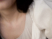 冷艳气质美女兔耳朵白色装 拨开内裤跳蛋塞逼逼带口塞按摩器震动 逼逼微毛很是诱人