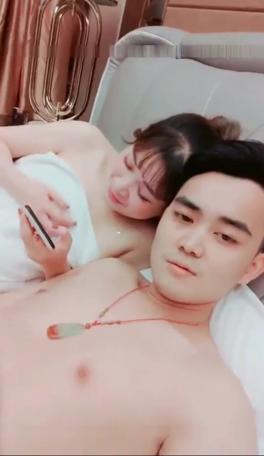 帅气直播男为冲砖豪华套房一次约了2位良家楼凤美少妇玩一龙二凤,边操边直播场面淫荡不堪.国语!