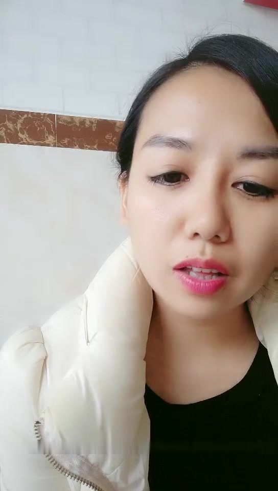 广西按摩美容院少妇老板娘接客真实偷拍干部模样的秃顶胖叔吃快餐