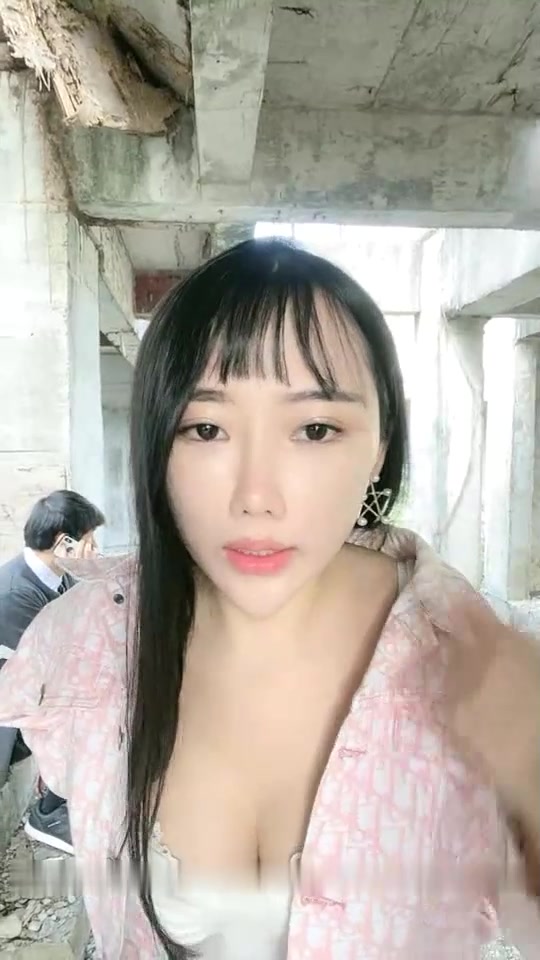 苗条骚妹【小乳猪】和老哥户外拍摄，再到烂尾楼露奶拍照拍完摸下奶