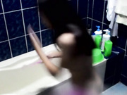 女友的闺蜜来借宿假借上厕所偷偷调试好针孔摄像头偷拍她洗澡