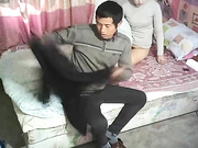 2020年老旧小区出租房嫖J漂亮站街少妇10点多就接到活了腰包很鼓的农名工大叔还玩个特殊体位射完给1张红票国语