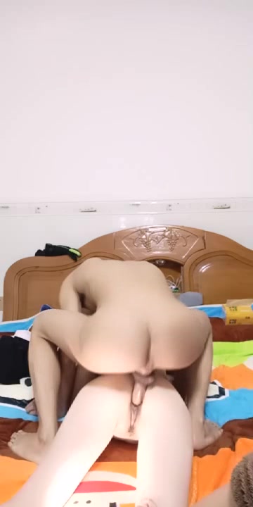 暴力小哥镜头前的卖力表演，全程露脸打桩机式爆草小骚逼，各种体位激情抽插小骚逼叫的很骚，旁边姐妹直播