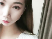 高颜值妹子约炮大屌大叔足交口交，沙发翘屁股抖动扣弄呻吟娇喘，苗条身材揉搓奶子非常诱人