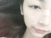 别人家的小少妇是真骚，欲望强烈主动上位还抓着小哥的手让她摸奶子，叫声骚浪被草不行还得拿道具玩骚逼