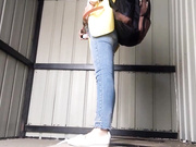 彩钢房简易传统旱厕连续偸拍各种类型妹子方便有熟女有少妇还有年轻人蹲一排大白屁股熟女黑丝穿的真有味