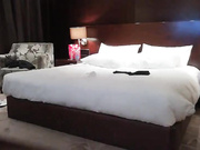 《横扫全国外围圈》渣导小徒戴个大金链子冒充土豪酒店约小姐制服黑丝诱惑啪啪_ev