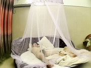 温馨房年轻情侣啪啪大战激情69式舔了半天经典体位玩一遍射完休息一下妹子主动上来吃J8女上位又干一炮淫叫给力