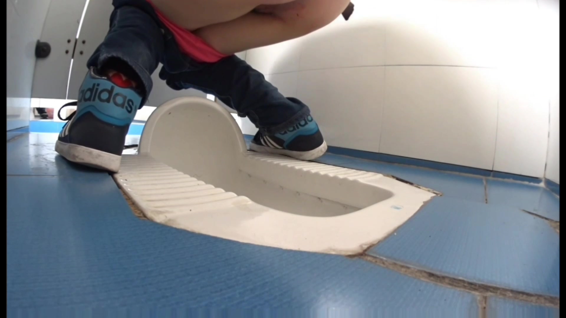 【全網推薦】國內某高中男生偷拍全班女生如廁+露臉,一不爽就將全班女性上上下下都拍了個遍,這位神一樣的人物，值得收藏-孫嘉欣