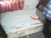 2020年某小区出租房离异漂亮美少妇生意好的不得了连续接了不同年龄段的嫖客想不到老头的战斗力比年轻人好