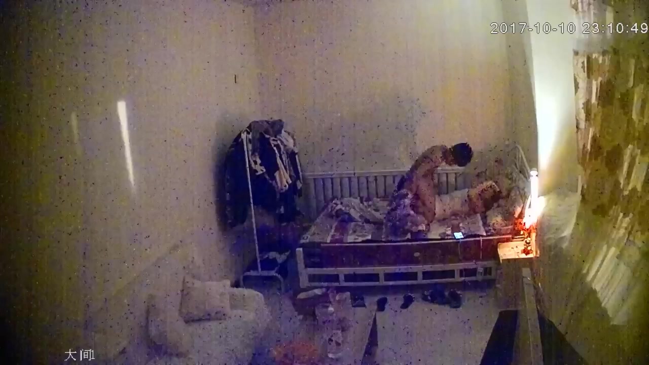 出租房網絡攝像頭黑客破解拍攝到的有點像姐弟戀的排骨哥和大波女友瘋狂愛愛 抽根煙吃點東西幹得有點猛啊 露臉高清