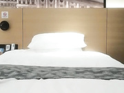 酒店网约可以玩双飞的19岁开朗妹子全套90分钟2次水手制服装人虽瘦奶子却很大呻吟声有点让人受不了