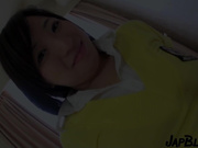 惊人的18岁日本女孩在她的第一个性爱视频