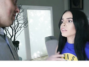 娇小女孩勾引哥哥的巨根朋友被狂野性交