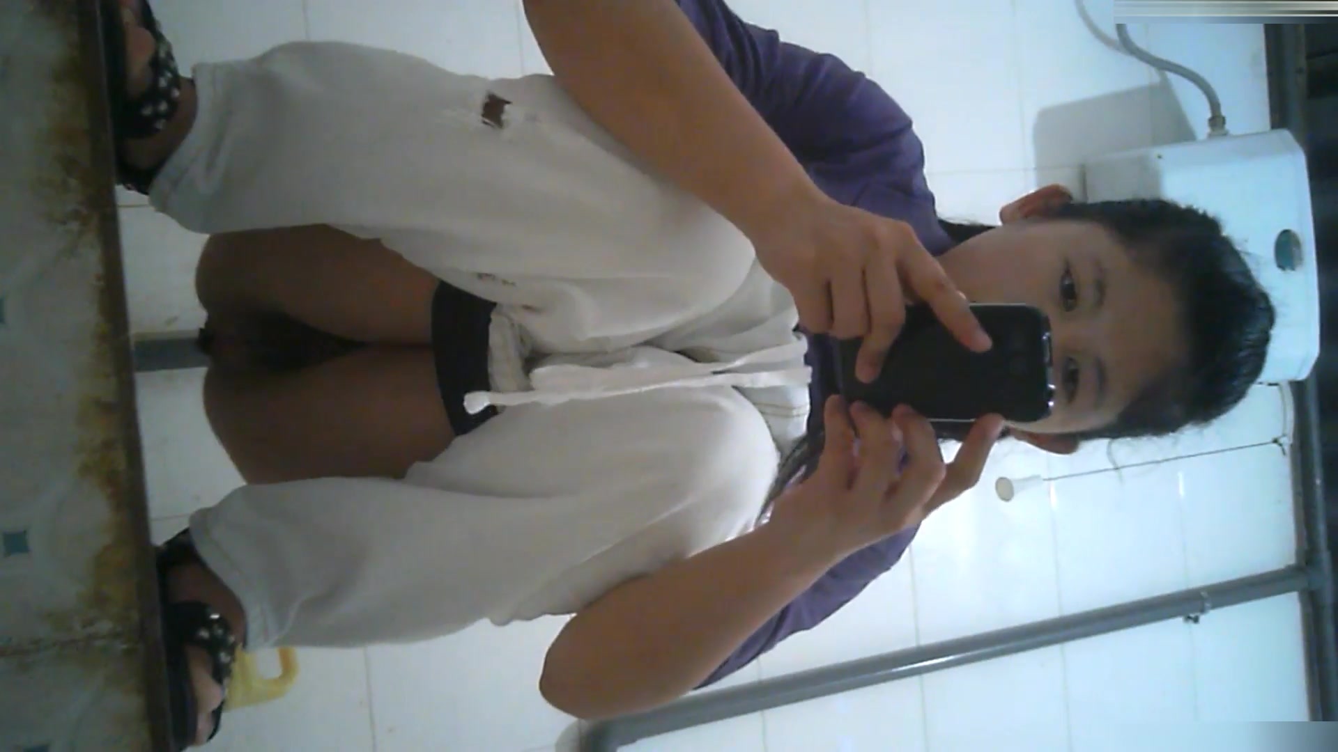 某旅游景点服务区女厕全景偷拍红内裤美女下面毛毛很性感