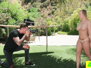 曲线优美的金发碧眼超模在户外骑着摄影师的公鸡