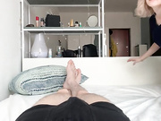 超美匀称金发温柔女孩近镜头亲吻龟头口爆