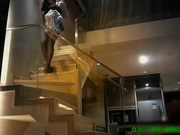 C仔高级公寓爆操172CM性感连体黑丝外围女,撕烂丝袜边上楼梯边干,各种高难度花招,玩的美女受不了嗷嗷叫！国语