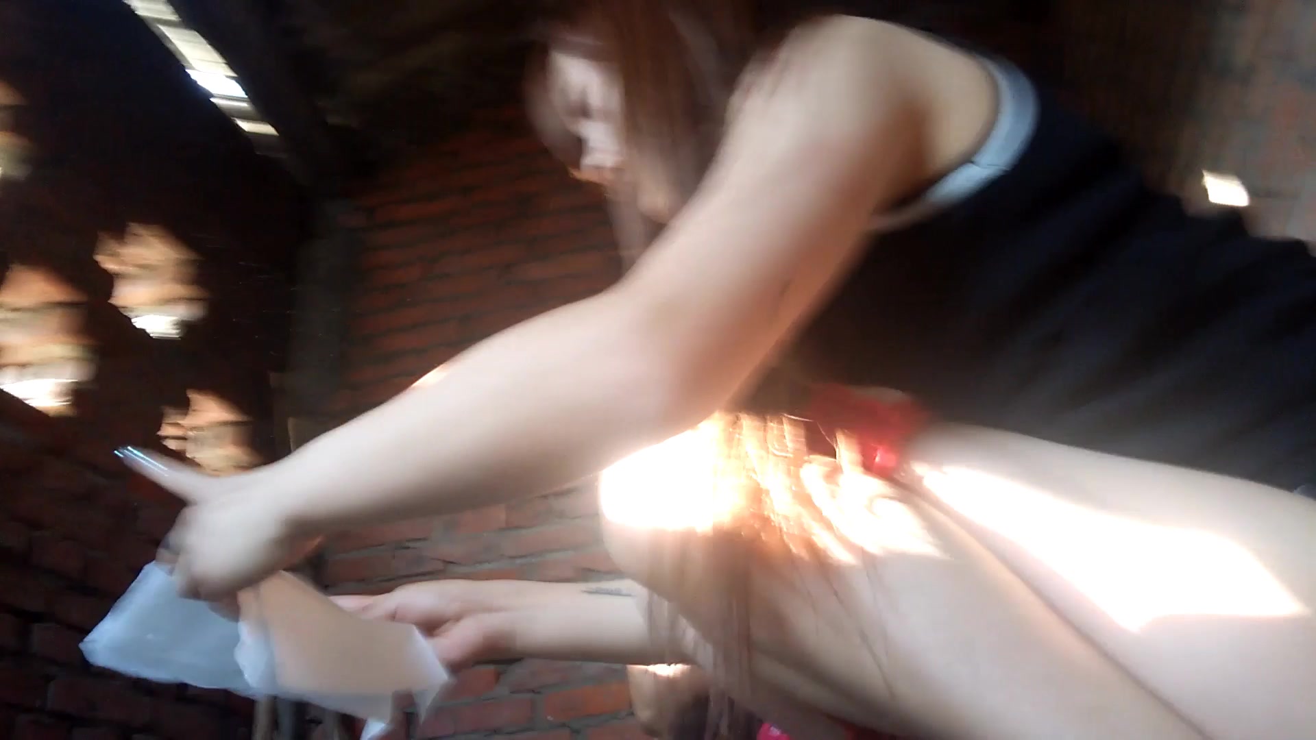 19年新作小县城菜市场旁边旱厕偷拍这么暴露的环境不知道怎么拍的