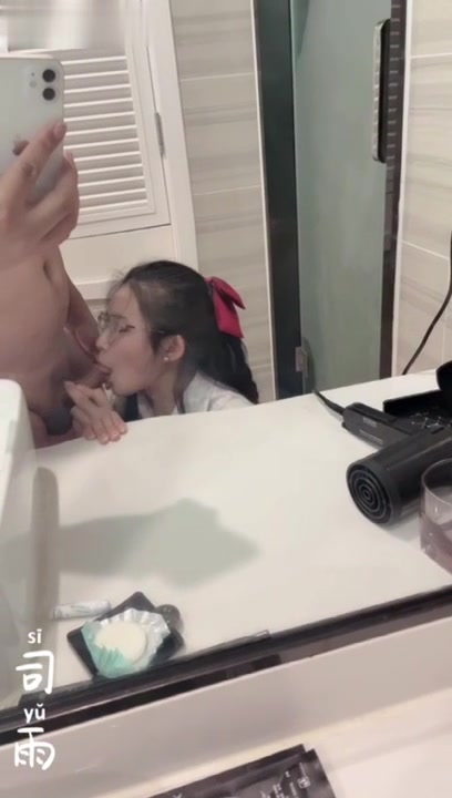 司语女神镜子前爆草学生妹