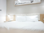 约炮文静乖巧眼镜妹蹲着深喉揉穴抽插双腿肩上扛