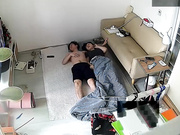 破解家庭网络摄像头偷拍蜗居年轻情侣睡地铺做爱干到沙发上