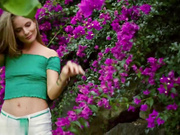 和你最好的朋友在度假时张大嘴巴是很自然