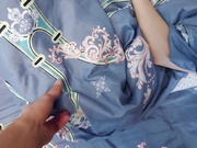 拿出鸡巴往身上尿尿粗大肉棒插嘴里操喉咙